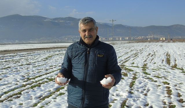 Gaziantep'te kar yağışı çiftçinin yüzünü güldürdü