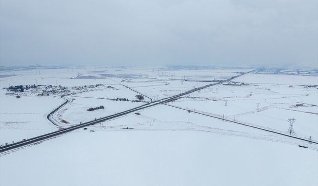 Güneydoğu'da etkili olan kar yağışı çiftçiyi sevindirdi