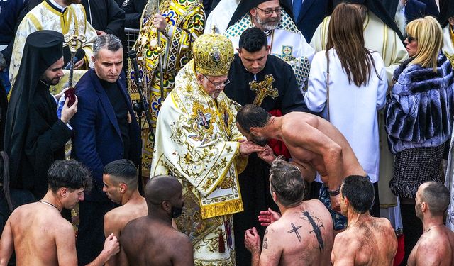 Haliç'te denizden haç çıkarma töreni düzenlendi