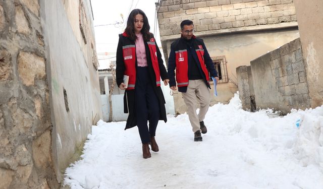 'Kırmızı yelekliler' sosyal destek için karlı yolları aşıyor