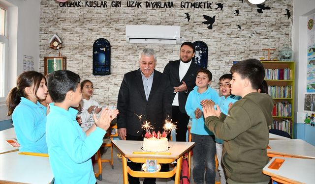 Köy okulu öğrencilerinden büyüklere doğum günü sürprizi