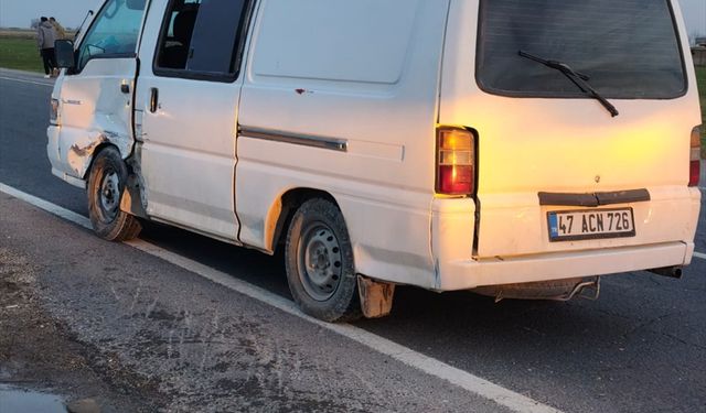 Mardin'de çarpışan otomobilin sürücüsü yaralandı