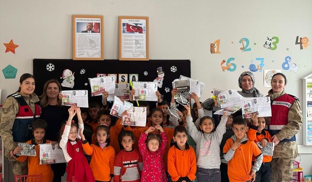 Jandarma Öğrencilerin Karne Sevincine Ortak Oldu