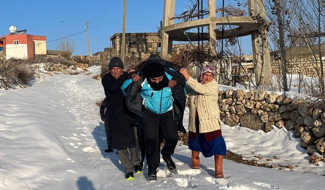 84 yaşındaki hastayı ambulansa kadar sırtında taşıdı