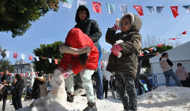 Silifke’de Meydana Taşınan Karla Çocuklar Eğlendi