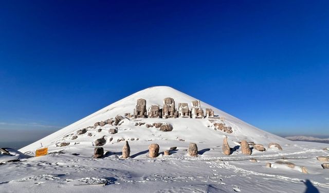 Nemrut Dağı kar yağışıyla beraber beyaza büründü