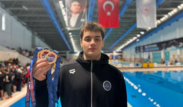 Milli Yüzücü K. Efe Kaya 3 Altın Madalya Kazandı
