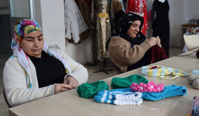 Görme engelli kız kardeşler el emeğiyle hayata tutunuyor