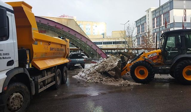 Siirt Belediyesinin karla mücadele çalışmaları sürüyor
