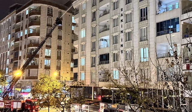 Siirt'te bir kafenin çatısına kar kütleleri düştü