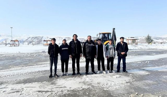 Siirt'te okullarda kar ve buz temizliği