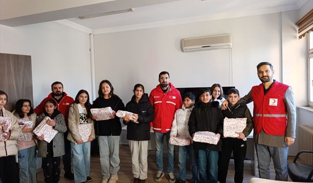 Kızılay Yenişehir'de öğrencilere eğitim seti dağıttı