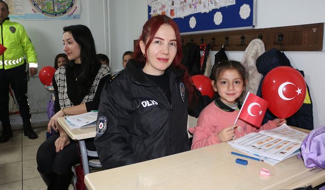 Uludere'de polisten ilkokul öğrencilerine yönelik etkinlik