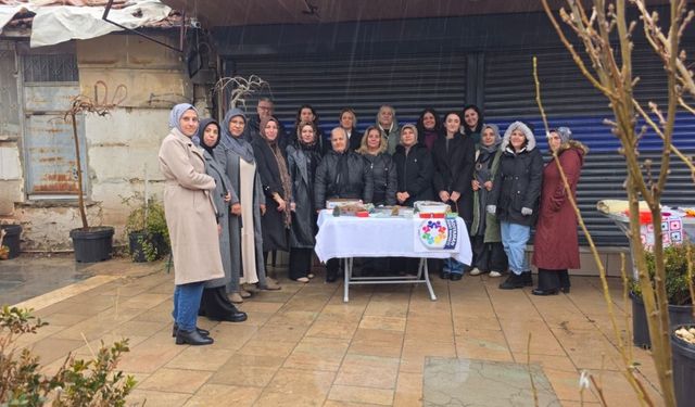 Adıyaman Kent Konseyi Kadınlar Meclisi'nden deprem şehitleri anısına helva dağıtımı - Videolu Haber