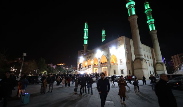Elazığ ve Mardin'de ilk teravih namazı kılındı