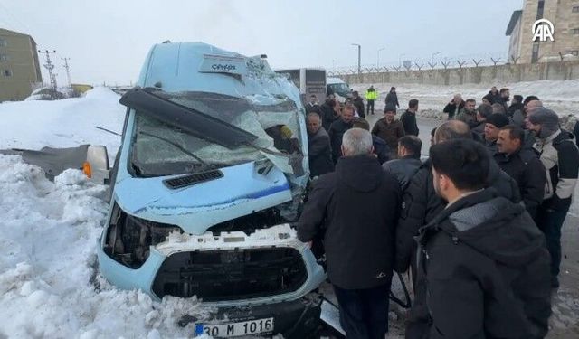 Hakkâri’de korkutan kaza: 18 Yaralı
