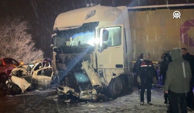 Tır ile çarpışan SUV tipi araçtaki 4 kişi hayatını kaybetti