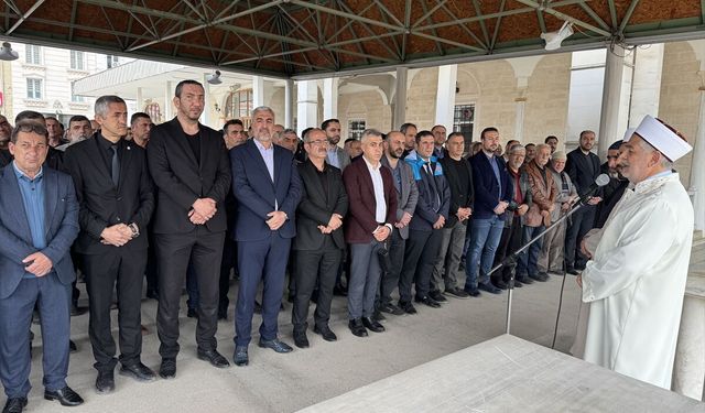 Okul saldırısında ölenlere gıyabi cenaze namazı kılındı