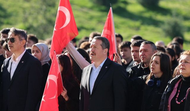 Eğitim-Bir-Sen Bayraklarla Okullardaydı