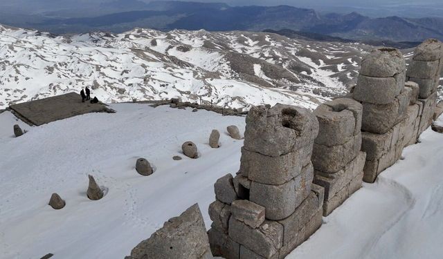 Kar Altındaki Nemrut İlk Ziyaretçilerini Ağırladı