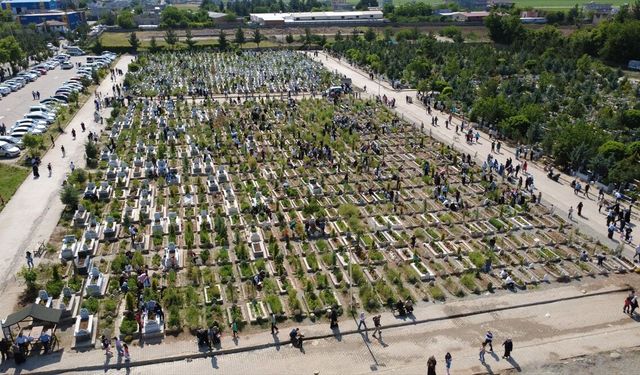 Batman’da Mezarlıklara Ziyaretçi Akını
