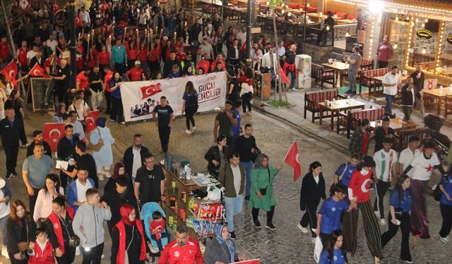 Diyarbakır’da 157 Metrelik Bayrakla Fener Alayı