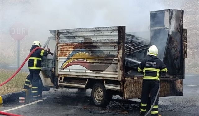 Diyarbakır’da Seyir Halindeki Kamyonet Alev Aldı