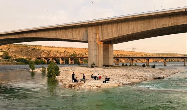 Fırat’ta Mahsur Kalan 8 Kişi Kurtarıldı