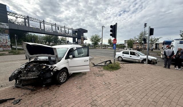 Siverek’te İki Araç Çarpıştı: 5 Yaralı