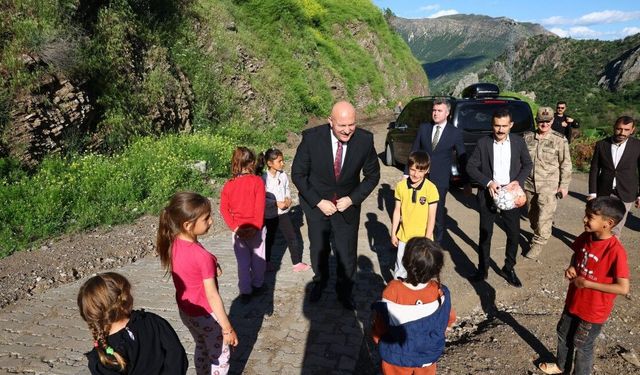 Vali Küçük Şehrin En Ücra Köşelerine Gitti