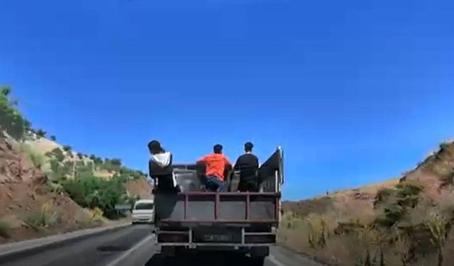 Kamyonet kasasındaki gençler can güvenliğini tehlikeye attı