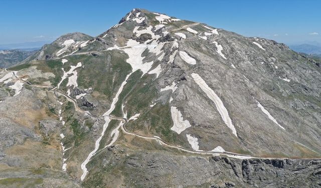 Mereto Dağı'ndaki Kilise Yolunda Karla Mücadele Sürüyor