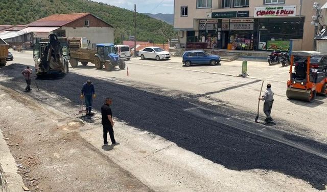 Çelikhan'da bozulan yollara asfalt serimi başladı