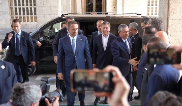 CHP'de Grup Toplantısı Gerginliği Büyüyor