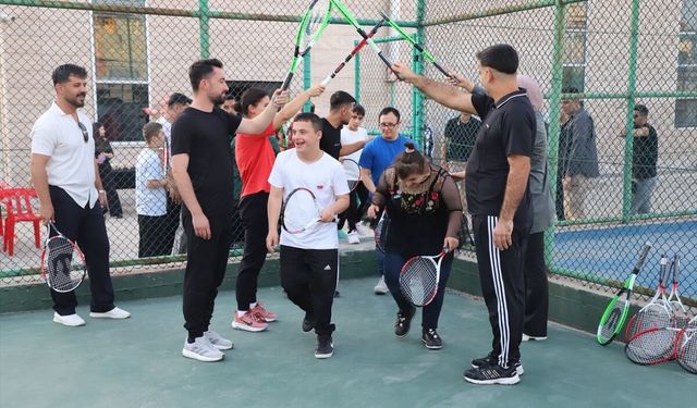 Cizre'de özel gereksinimli çocuklar tenis şöleninde buluştu