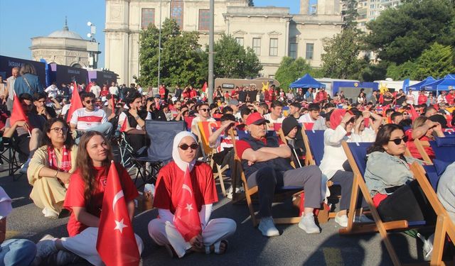 Dolmabahçe'de Milli Maç Coşkusu