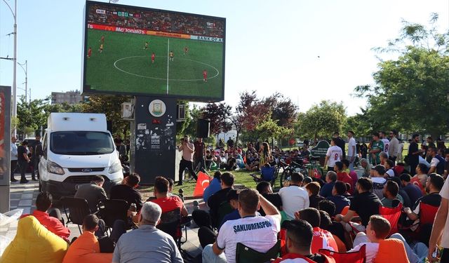 Güneydoğu'da Milli Maç Coşkusu Dev Ekranlarda Yaşandı