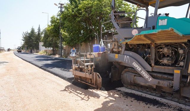 Kahta'da Yılın İlk Sıcak Asfaltı Serildi