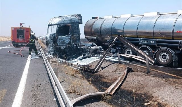 Mardin'de Bitkisel Yağ Yüklü Tanker Alev Aldı