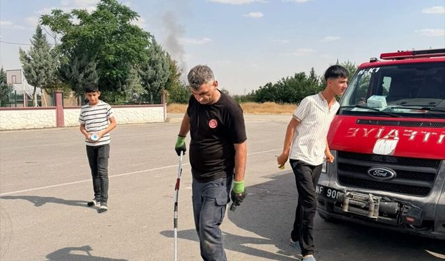 Mardin'de iş yerine giren yılan itfaiye ekiplerince yakalandı