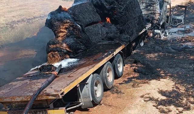 Mardin'de saman yüklü araçlar alevlere teslim oldu
