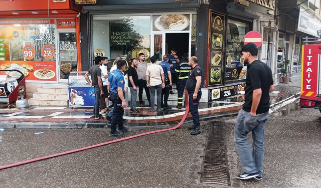 Siverek'te Pastane Yangını: İş Yerinde Hasar Var