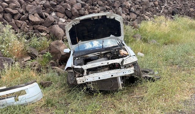 Şanlıurfa'da şarampole devrilen otomobilin sürücüsü yaralandı