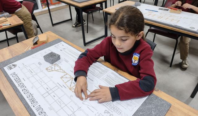 İlkokul öğrencilerine model uçak atölyesinde eğitim