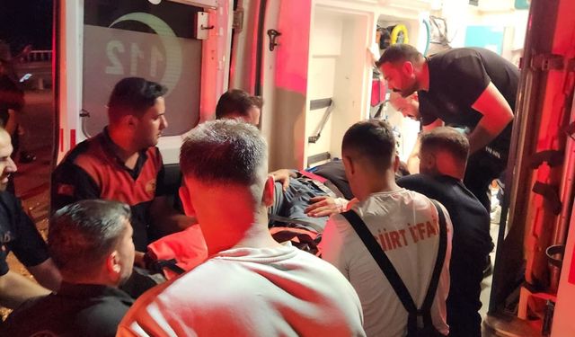 Siirt'te Pikap Bariyerlere Çarptı: 2 Yaralı