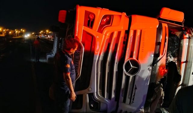 Tır Devrildi, 3 Kişi Yaralandı