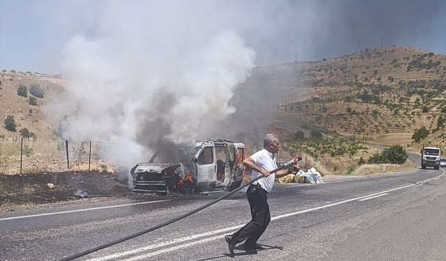 Siirt'te hafif ticari araç yandı, kullanılamaz hale geldi