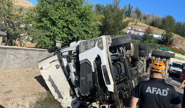 Siirt'te trafik kazası: Tır ve otomobil çarpıştı, 5 yaralı