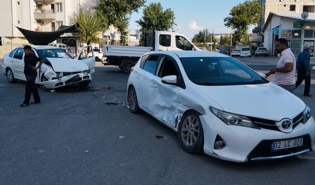 Adıyaman'da İki Otomobil Çarpıştı: 3 Yaralı