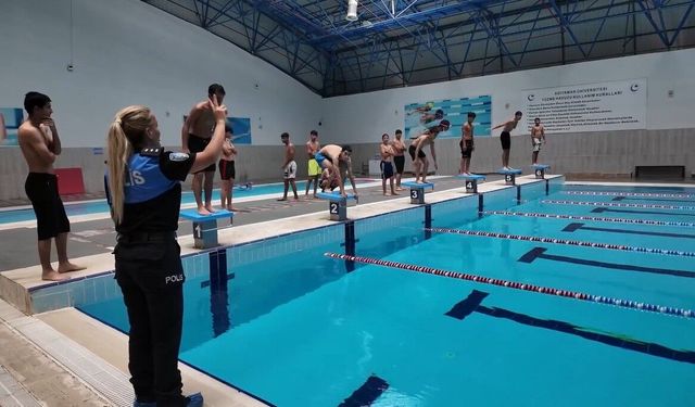 Adıyaman Emniyeti'nden Çocuklara Yüzme Etkinliği